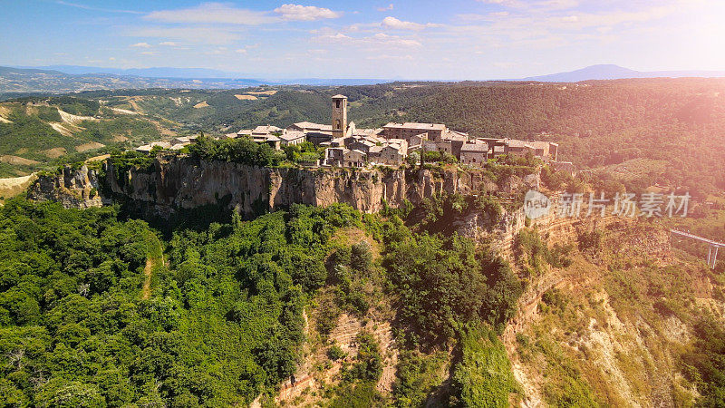 全景鸟瞰图的Civita di Bagnoregio从飞行的无人机周围的中世纪城市，意大利。